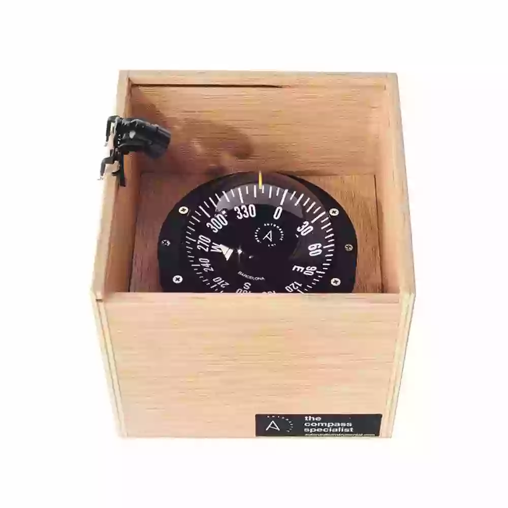 Wooden box compass C4-00108